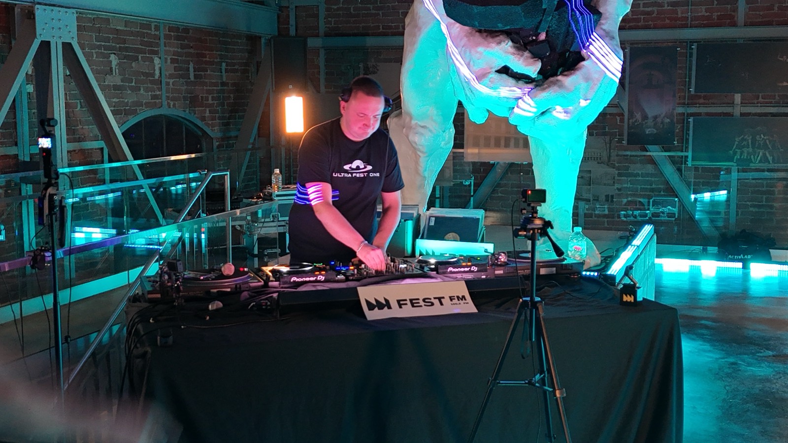 Live Ultra Fest One na wieżach w niebieskim świetle