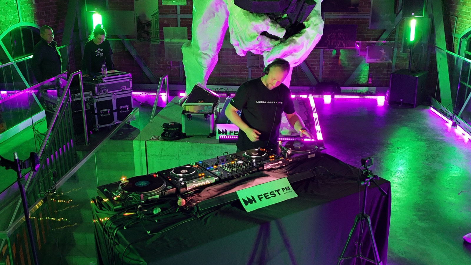Live Ultra Fest One na wieżach w zielonym i fioletowym świetle