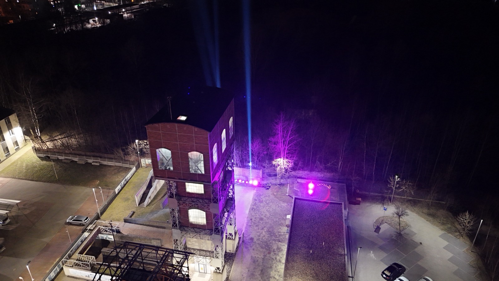 Wieże nocą przed pierwszą edycją Ultra Fest One